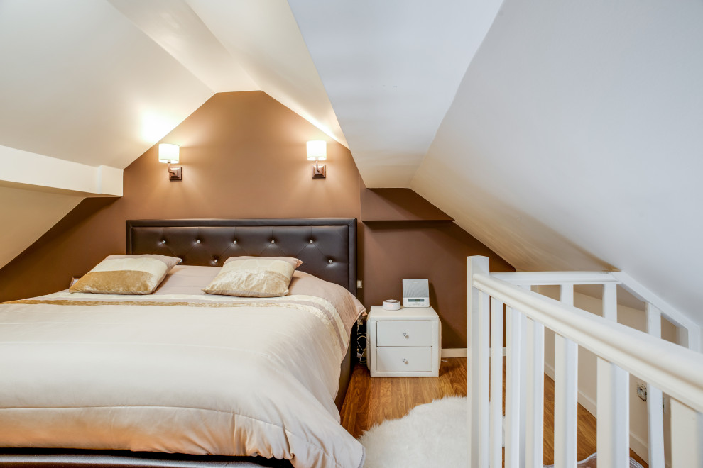 Idéer för att renovera ett mellanstort funkis sovloft, med bruna väggar, laminatgolv och brunt golv
