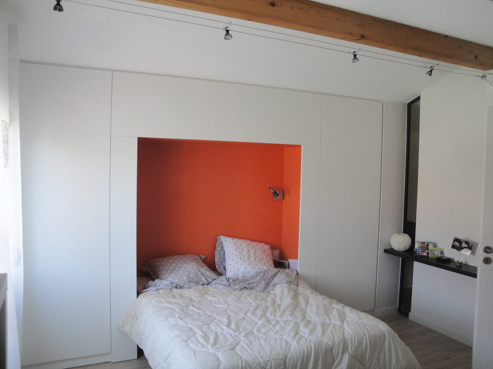 Стильный дизайн: маленькая хозяйская спальня в современном стиле с белыми стенами, светлым паркетным полом и бежевым полом для на участке и в саду - последний тренд
