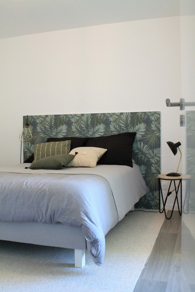 Immagine di una piccola camera da letto tropicale con pareti bianche