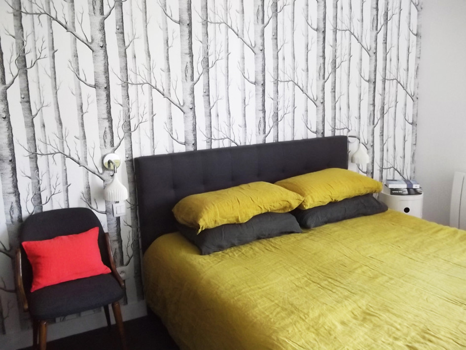 Bedroom - scandinavian bedroom idea in Marseille