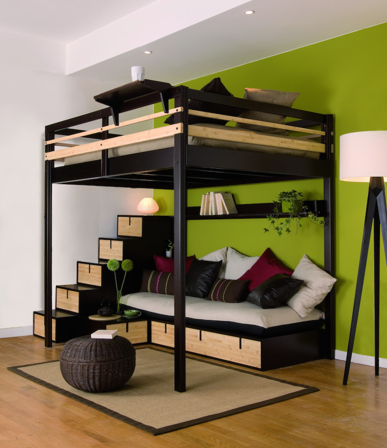 Immagine di una camera da letto minimalista con pareti verdi