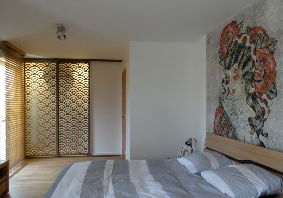Großes Modernes Hauptschlafzimmer mit weißer Wandfarbe und hellem Holzboden in Sonstige