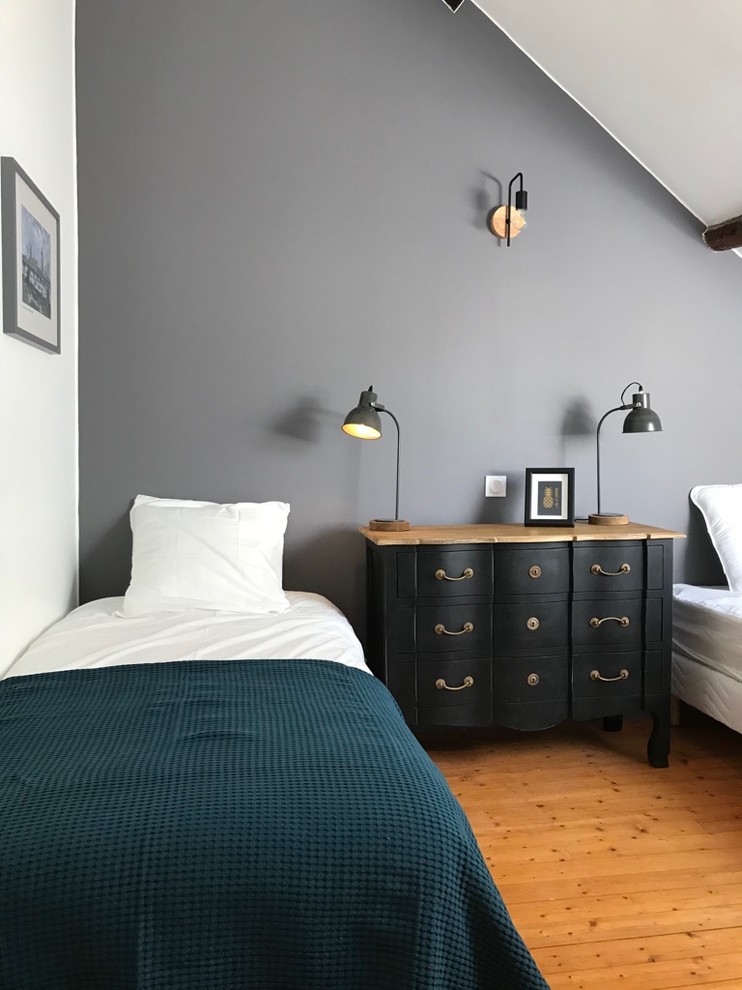 Imagen de dormitorio tradicional renovado con paredes blancas, suelo de madera en tonos medios y suelo marrón