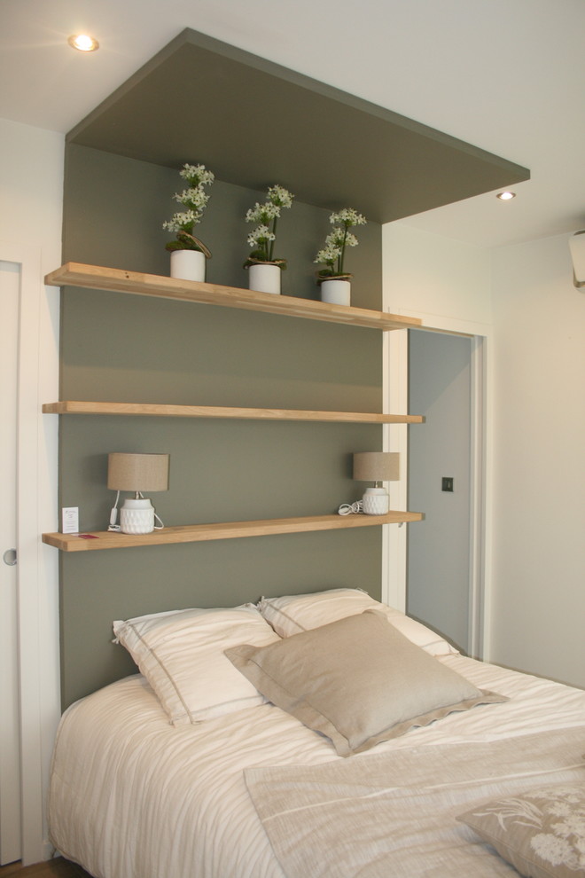 Diseño de dormitorio principal tradicional renovado pequeño con paredes beige y suelo de madera clara