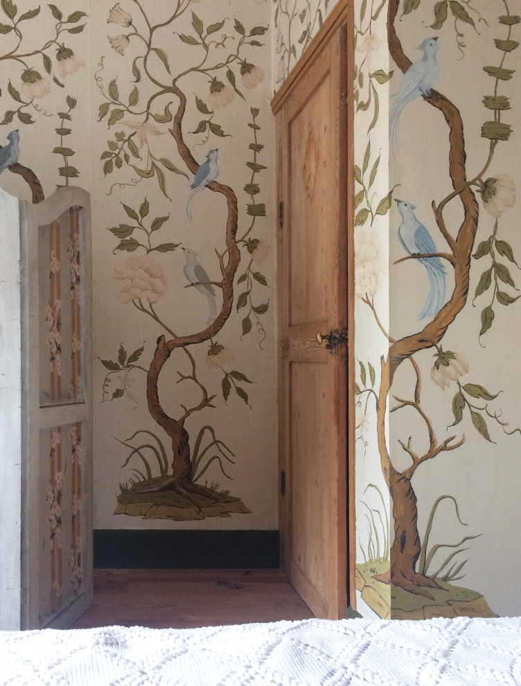 Cette photo montre une chambre mansardée ou avec mezzanine romantique de taille moyenne avec un mur beige et parquet clair.