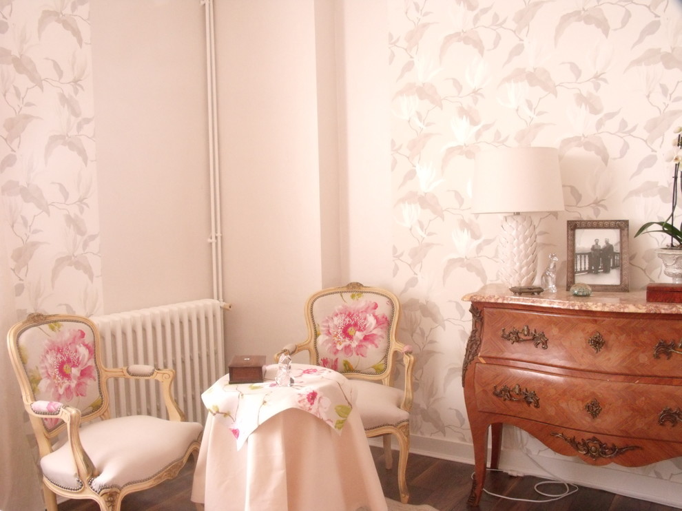 Imagen de dormitorio principal campestre de tamaño medio sin chimenea con paredes rosas, suelo de madera en tonos medios y suelo marrón