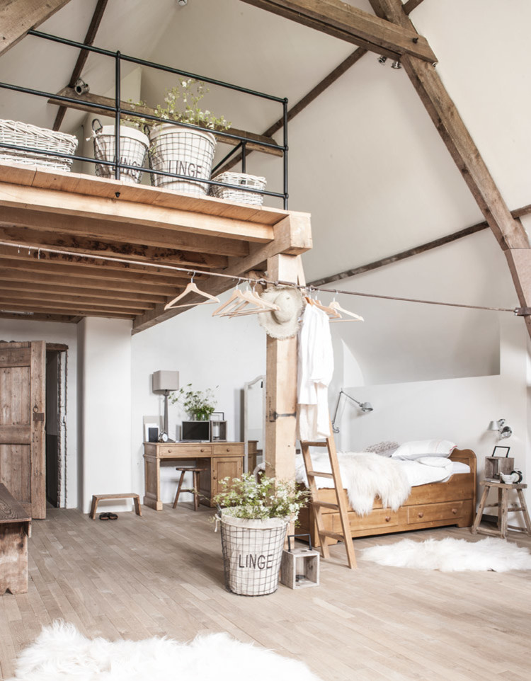 ルアーブルにある小さな北欧スタイルのおしゃれな主寝室 (白い壁、淡色無垢フローリング) のインテリア
