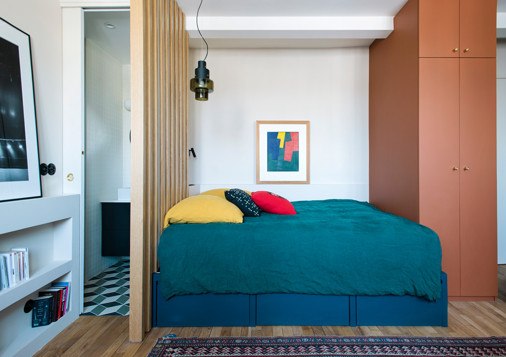 Imagen de dormitorio ecléctico pequeño con paredes blancas y suelo de madera clara