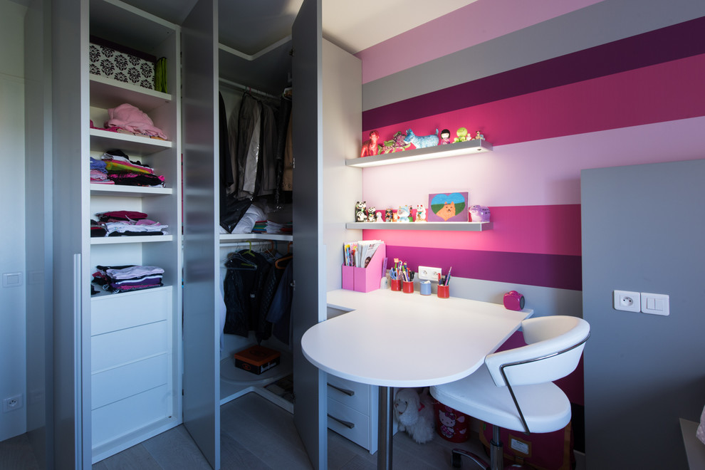 Kleines Modernes Hauptschlafzimmer in Paris