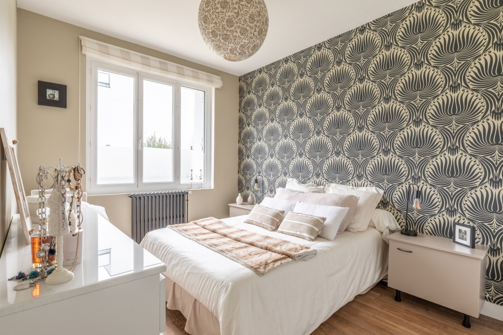 Modernes Schlafzimmer mit bunten Wänden, braunem Holzboden, braunem Boden und Tapetenwänden in Brest