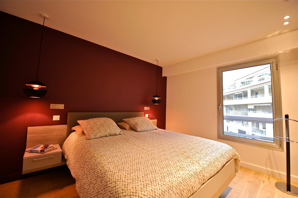 Foto de dormitorio principal romántico de tamaño medio con paredes púrpuras, suelo de madera clara y suelo marrón