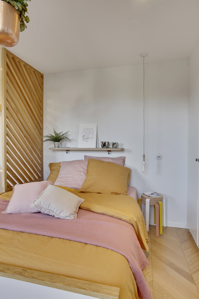 Источник вдохновения для домашнего уюта: маленькая хозяйская спальня в стиле фьюжн с белыми стенами, светлым паркетным полом и бежевым полом для на участке и в саду
