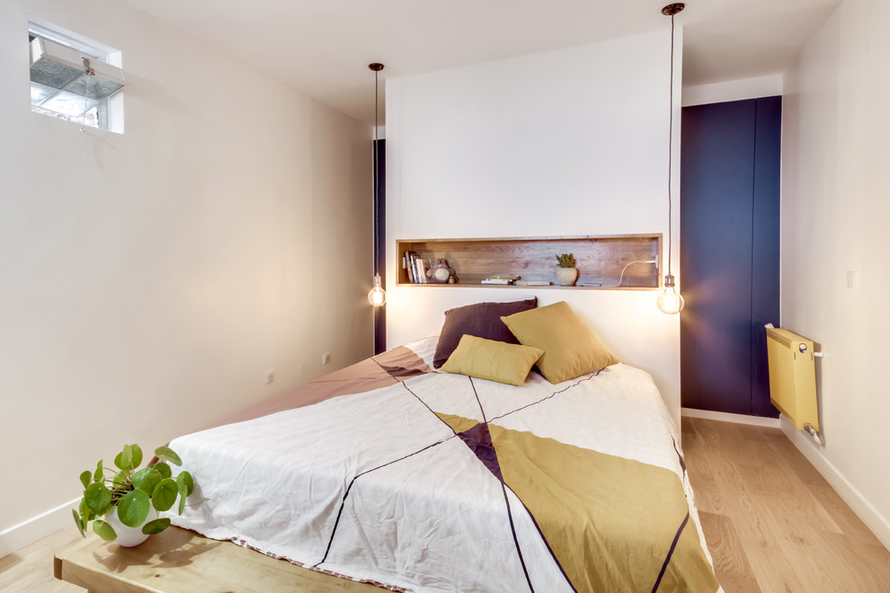 Foto de habitación de invitados actual de tamaño medio con suelo de madera clara, suelo beige y paredes beige