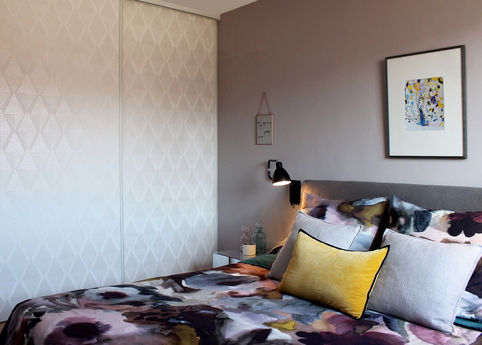 Idées déco pour une chambre parentale contemporaine de taille moyenne avec un mur gris, aucune cheminée et dressing.