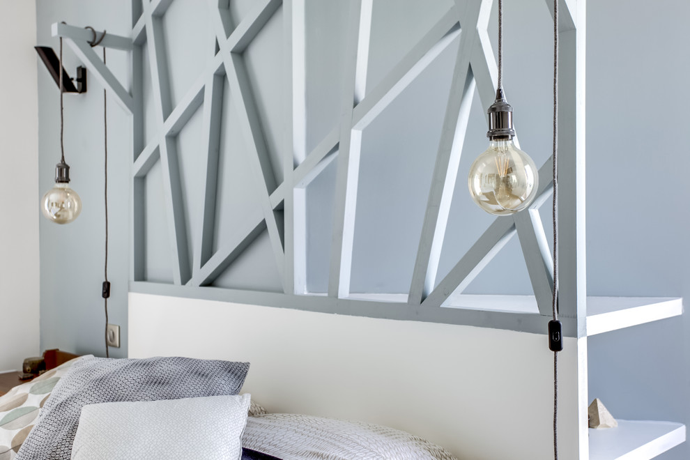 Идея дизайна: хозяйская спальня среднего размера в современном стиле с синими стенами