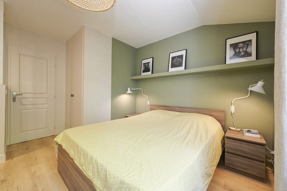 Idee per una camera matrimoniale scandinava di medie dimensioni con pareti verdi, pavimento in laminato e pavimento beige