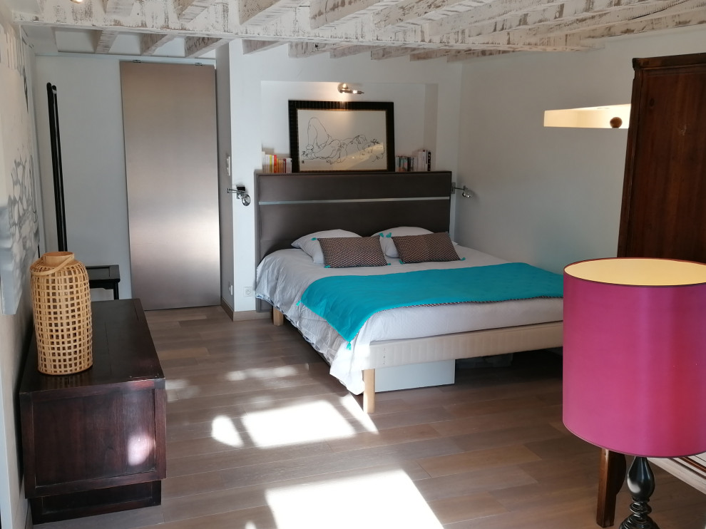 На фото: большая хозяйская спальня в современном стиле с белыми стенами, светлым паркетным полом и бежевым полом