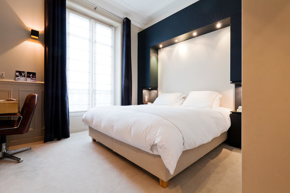 Cette photo montre une chambre éclectique de taille moyenne avec un mur beige et un sol beige.