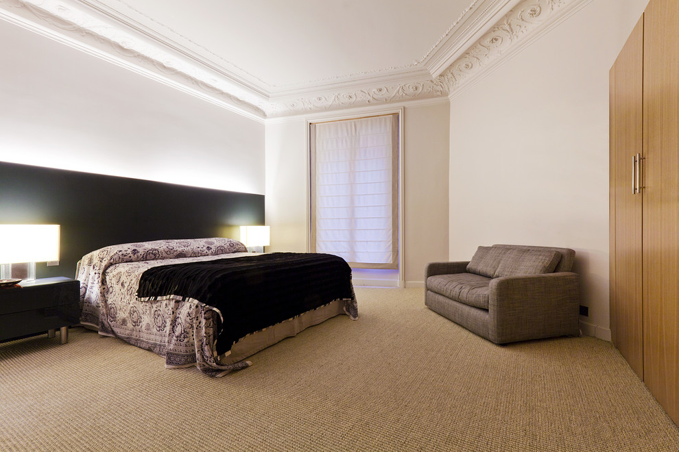На фото: большая хозяйская спальня в стиле фьюжн с серыми стенами, ковровым покрытием и бежевым полом без камина с