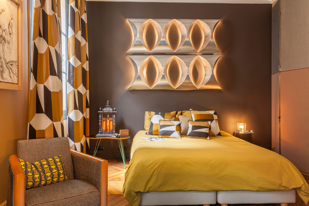Diseño de dormitorio principal bohemio de tamaño medio con paredes marrones y suelo de madera clara