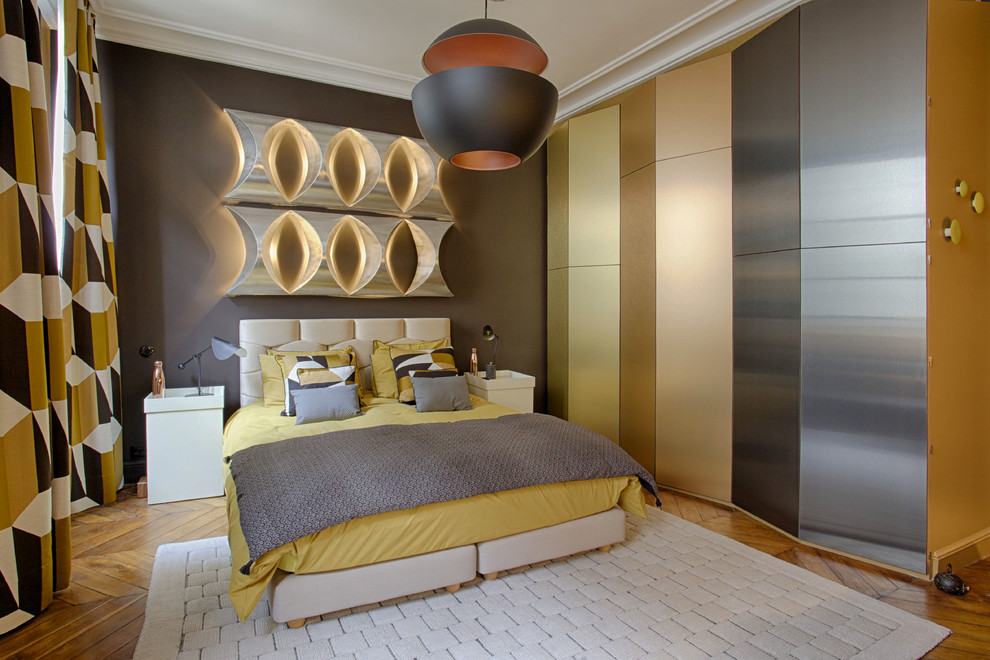 Diseño de dormitorio principal ecléctico de tamaño medio con paredes marrones y suelo de madera clara