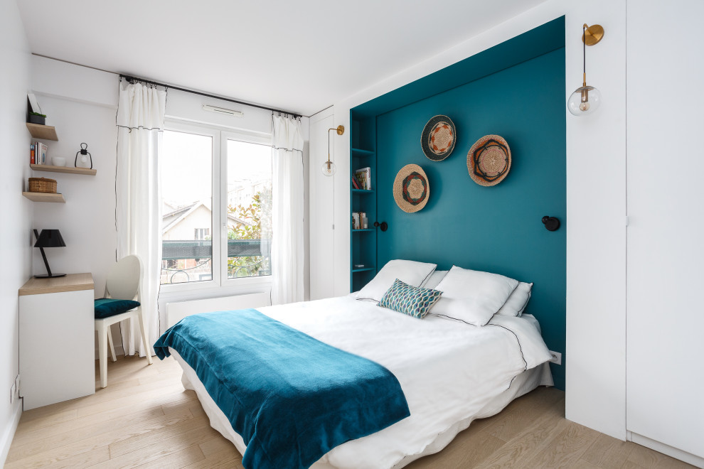 Источник вдохновения для домашнего уюта: спальня в современном стиле с синими стенами, светлым паркетным полом и бежевым полом