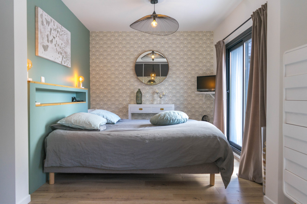 Стильный дизайн: спальня среднего размера в современном стиле с разноцветными стенами, светлым паркетным полом и бежевым полом - последний тренд