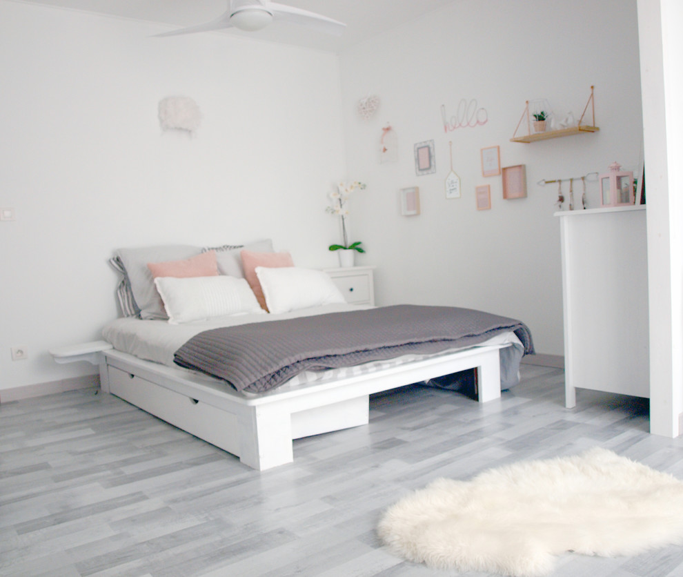 Idee per una camera matrimoniale stile shabby di medie dimensioni con pareti bianche, pavimento in laminato e pavimento grigio