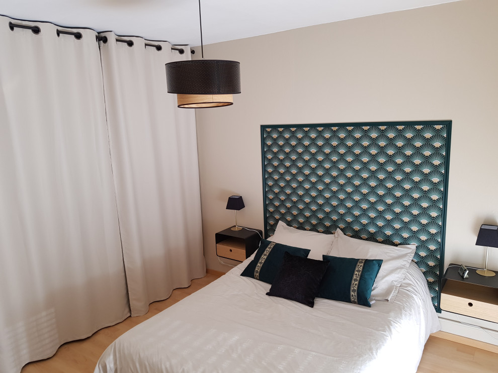 Mittelgroßes Eklektisches Hauptschlafzimmer mit beiger Wandfarbe in Nantes
