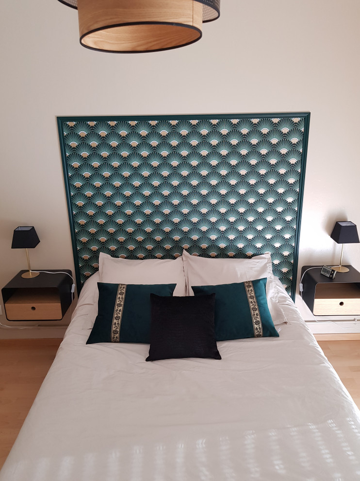 Ejemplo de dormitorio principal bohemio de tamaño medio con paredes beige