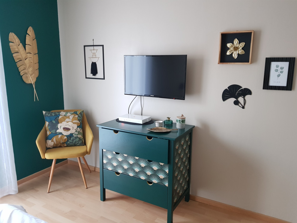 Источник вдохновения для домашнего уюта: хозяйская спальня среднего размера в стиле неоклассика (современная классика) с зелеными стенами и полом из ламината