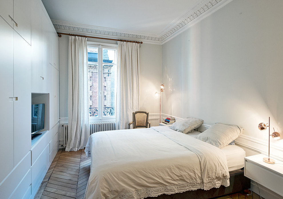 Diseño de dormitorio principal tradicional renovado de tamaño medio con paredes grises y suelo de madera en tonos medios