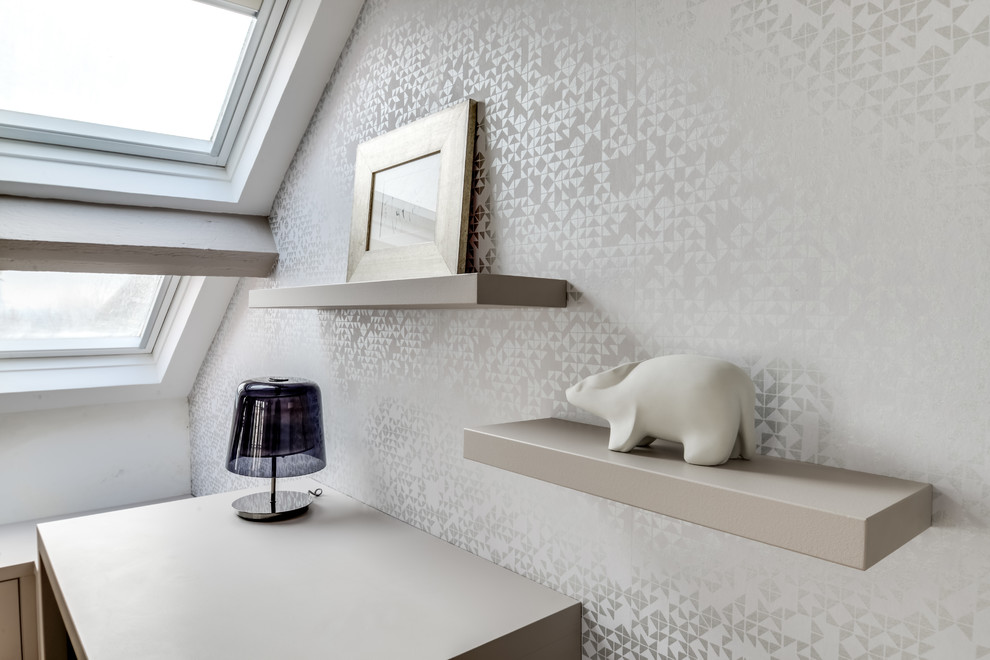 Idee per una camera da letto stile loft classica di medie dimensioni con pareti bianche e parquet chiaro