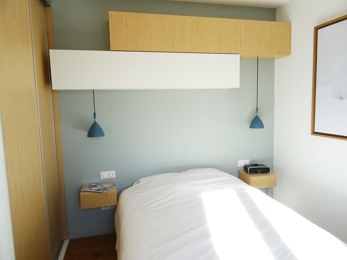 Пример оригинального дизайна: маленькая хозяйская спальня в скандинавском стиле с серыми стенами и светлым паркетным полом для на участке и в саду