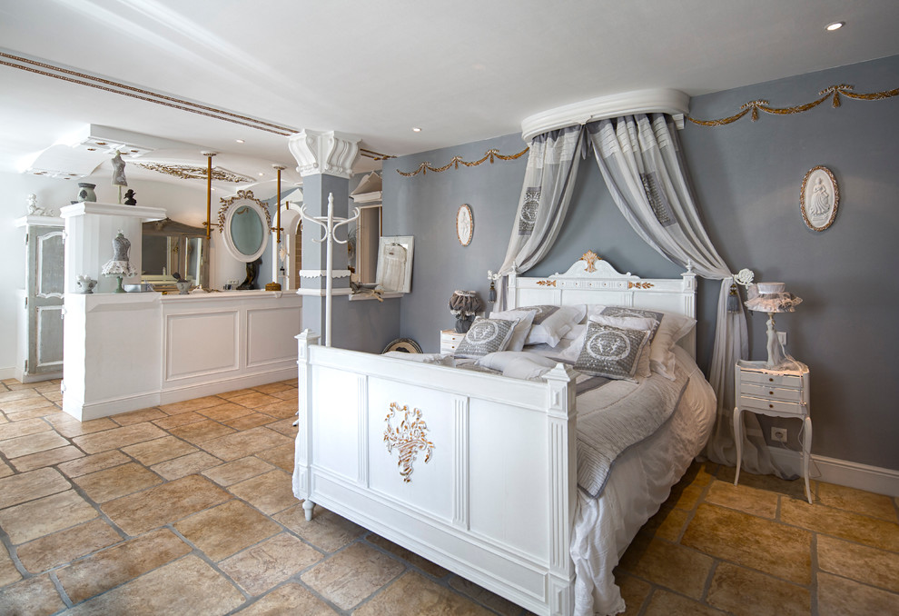Imagen de dormitorio principal clásico con paredes grises