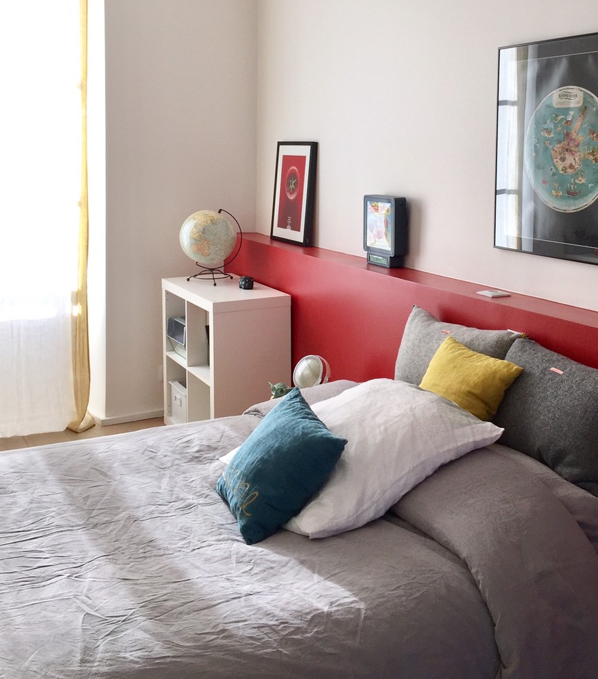 Свежая идея для дизайна: спальня среднего размера в современном стиле с красными стенами и светлым паркетным полом - отличное фото интерьера