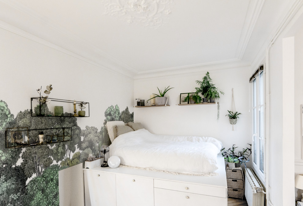 Источник вдохновения для домашнего уюта: маленькая хозяйская спальня в современном стиле с разноцветными стенами для на участке и в саду