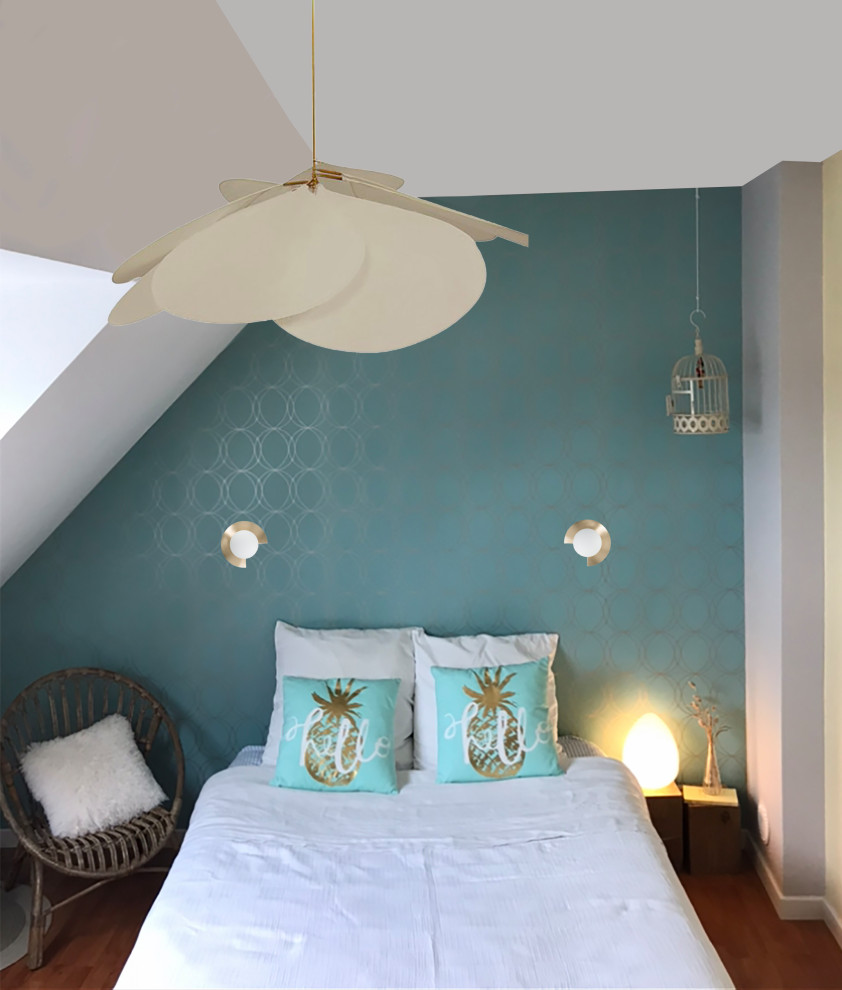 Immagine di una camera degli ospiti stile marinaro di medie dimensioni con pareti blu, pavimento in legno massello medio, nessun camino, pavimento marrone e carta da parati