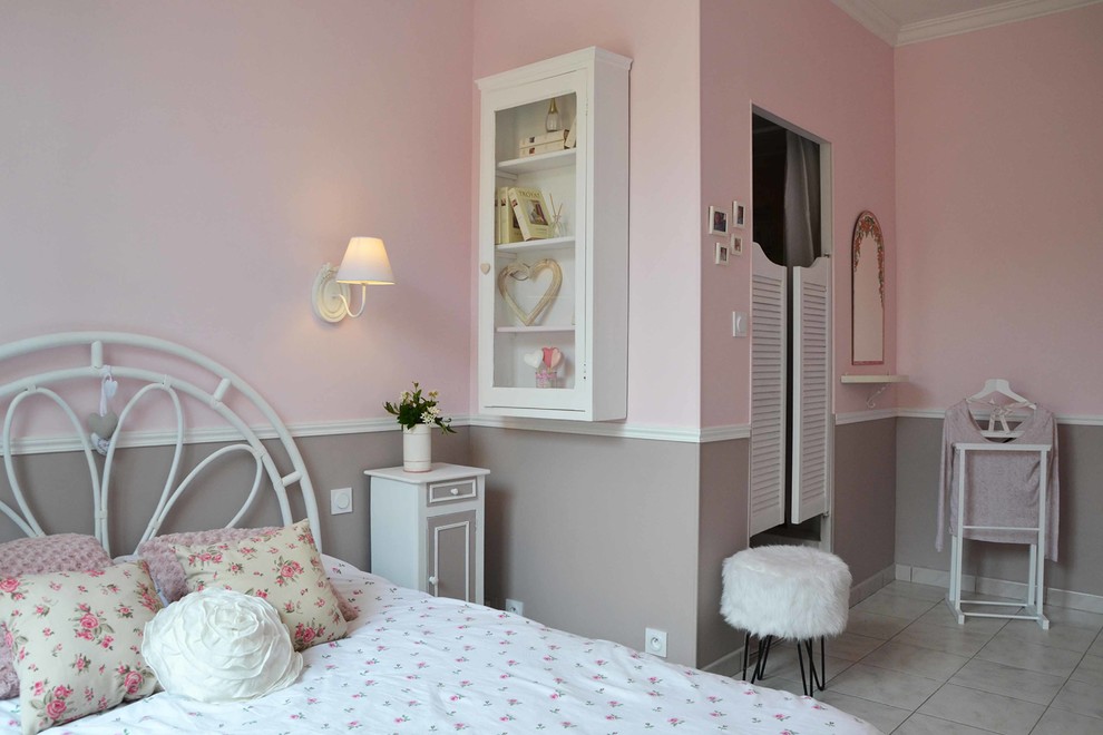 Exemple d'une chambre parentale romantique de taille moyenne avec un mur rose et aucune cheminée.
