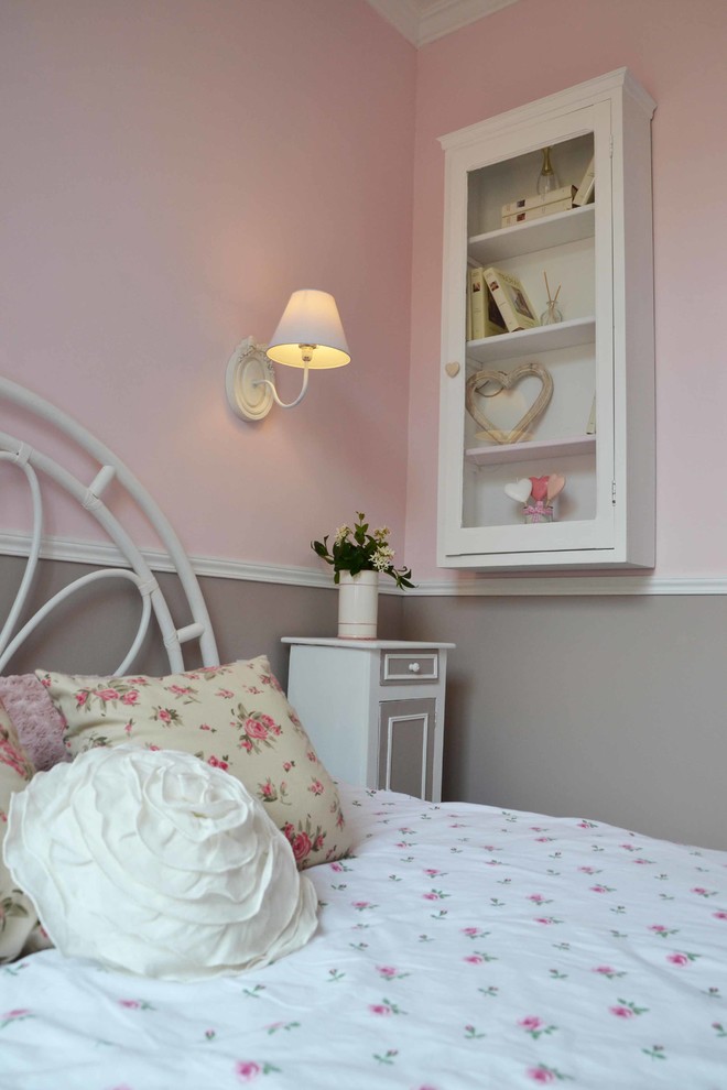Ispirazione per una camera matrimoniale stile shabby di medie dimensioni con pareti rosa e nessun camino