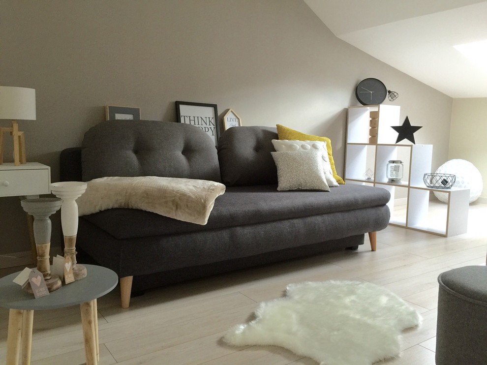 Exempel på ett mellanstort minimalistiskt sovrum, med gula väggar och ljust trägolv