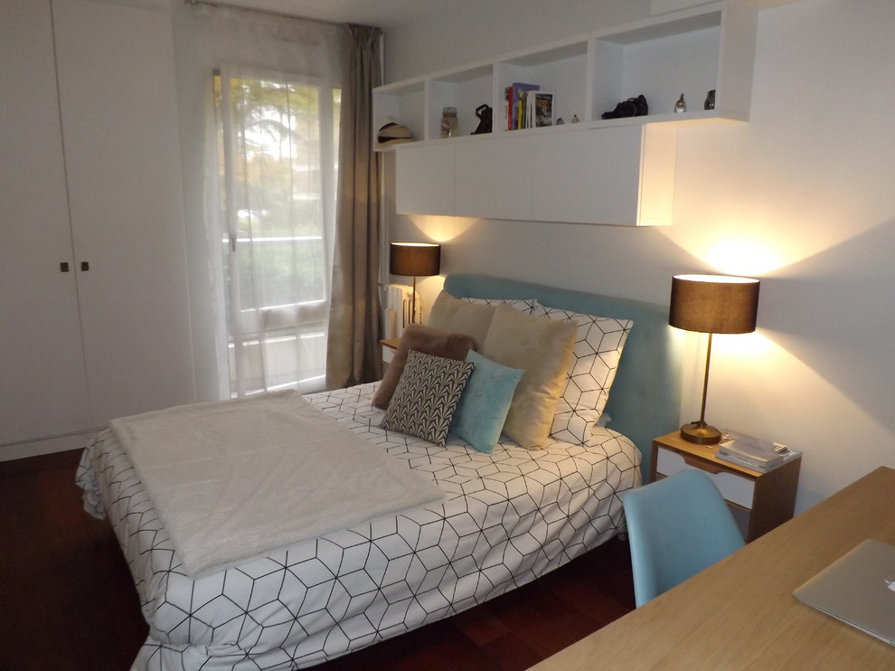 Diseño de dormitorio nórdico pequeño con paredes beige y suelo de madera oscura