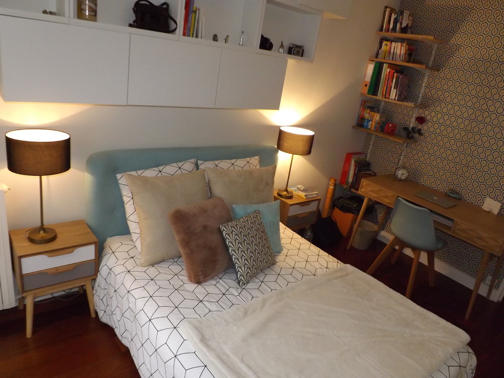 Cette photo montre une petite chambre scandinave avec un mur beige et parquet foncé.