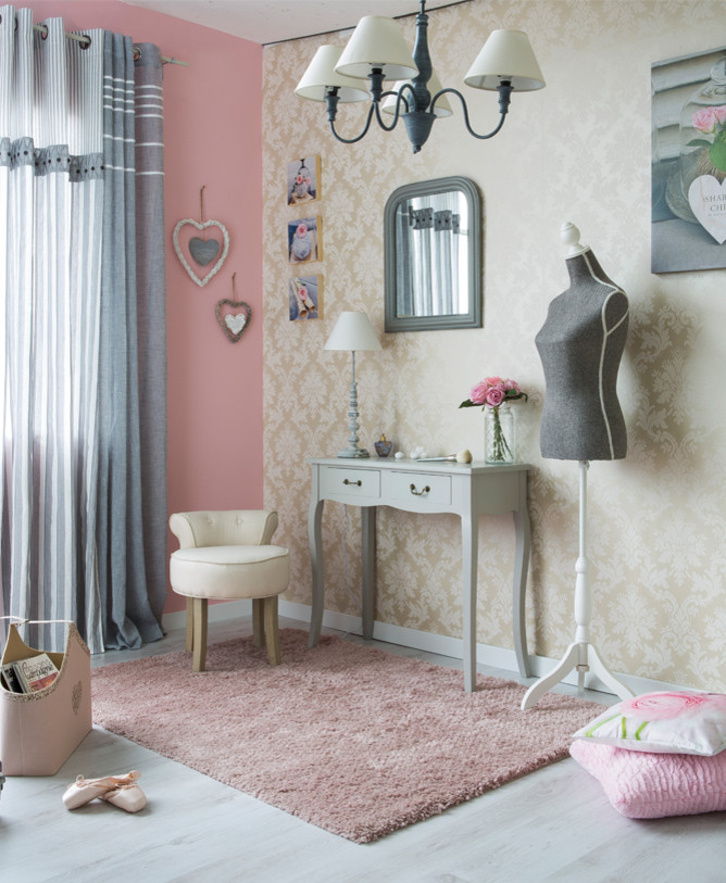 Mittelgroßes Shabby-Chic Hauptschlafzimmer ohne Kamin mit beiger Wandfarbe in Lille