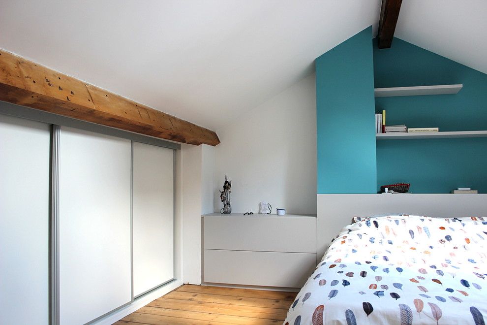 Example of a large tuscan master medium tone wood floor and brown floor bedroom design in Clermont-Ferrand with white walls