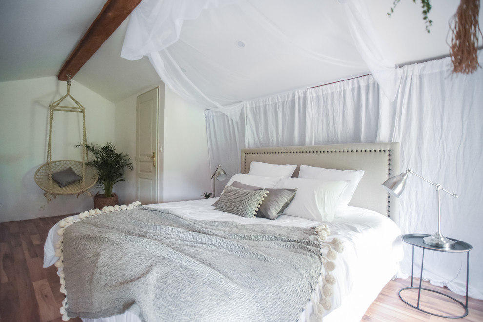 Immagine di una camera da letto stile marino con pareti bianche, pavimento in legno massello medio e pavimento marrone