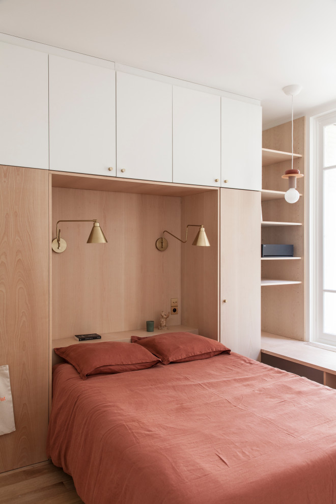 Modelo de habitación de invitados nórdica pequeña con suelo de madera clara y suelo beige