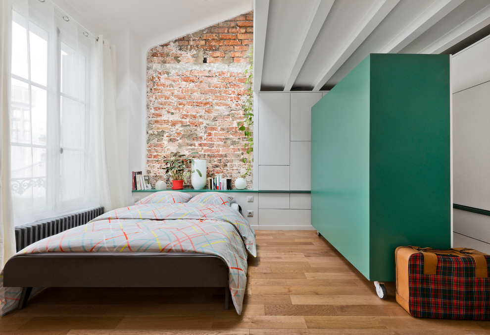 Пример оригинального дизайна: спальня в стиле фьюжн с белыми стенами и тюлем