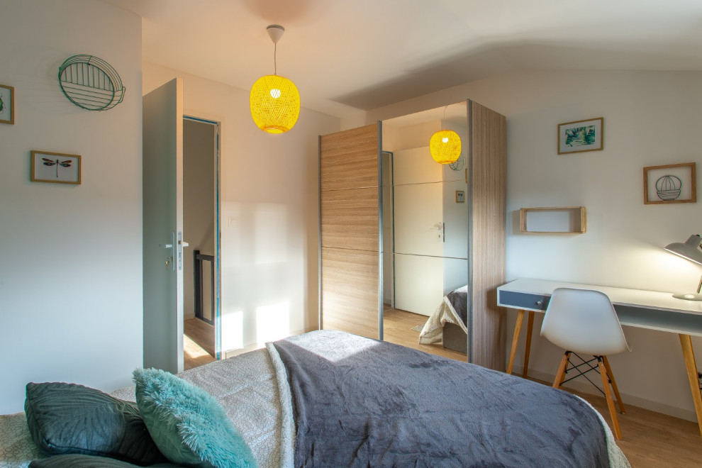 Imagen de habitación de invitados escandinava de tamaño medio con paredes verdes y suelo de madera clara