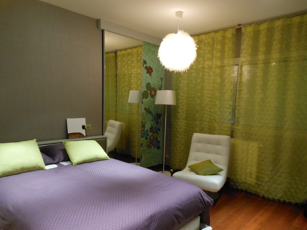 Exemple d'une chambre parentale tendance de taille moyenne avec un mur multicolore et parquet foncé.